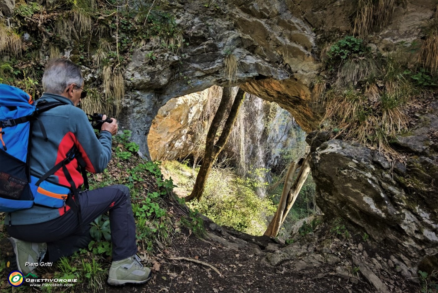 33 La 'Grotta dei ladri' con lo spettacolo delle alte cascate.jpg